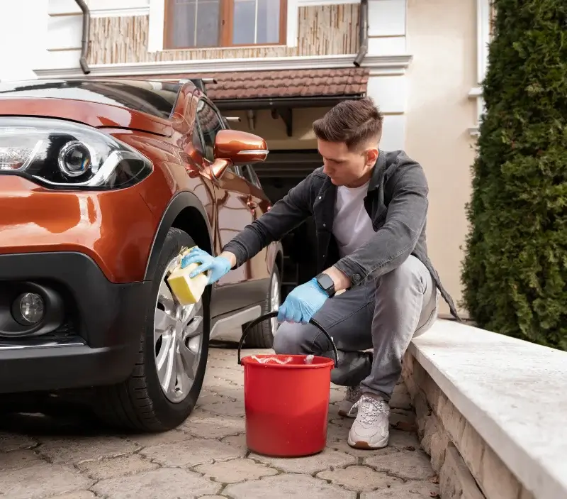 Lavage auto à domicile Créhen : professionnel intervenant sur un véhicule